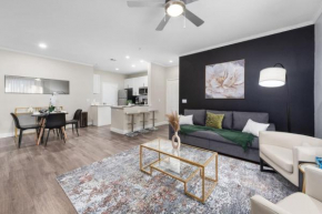 Chic 2BR WM Phx Open w Pool, Gym & Parking